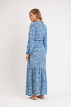 Laden Sie das Bild in den Galerie-Viewer, Model Back: Rio De Sol Strandkleid Chuva Long Dress Verona