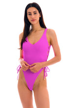 Laden Sie das Bild in den Galerie-Viewer, Model Front: Rio De Sol Badeanzug St-Tpz Pink Zoe