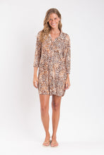 Laden Sie das Bild in den Galerie-Viewer, Model Front: Rio De Sol Hemdblusenkleid Leopard Chemise