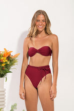 Laden Sie das Bild in den Galerie-Viewer, Model Front: Rio De Sol Set Set Shimmer-Divino Twist Belted-High-Waist