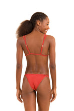Laden Sie das Bild in den Galerie-Viewer, Model Back: Rio De Sol Oberteil Top Malibu-Chili Tri-Duo