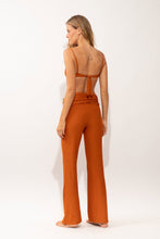 Laden Sie das Bild in den Galerie-Viewer, Model Back: Rio De Sol Strandhosen Ferrugo Murana Pants