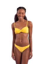 Laden Sie das Bild in den Galerie-Viewer, Model Front: Rio De Sol Set Set Malibu-Yellow Bandeau-Duo Essential