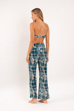 Laden Sie das Bild in den Galerie-Viewer, Model Back: Rio De Sol Strandhosen Azule Murana Pants