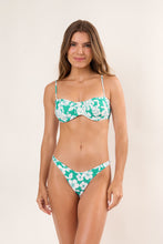 Laden Sie das Bild in den Galerie-Viewer, Model Front: Wednesday In Hawaii By Rio De Sol Oberteil Top Pua-Valley Coral