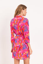 Laden Sie das Bild in den Galerie-Viewer, Model Back: Rio De Sol Hemdblusenkleid Flavors Chemise