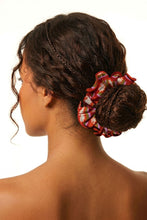 Laden Sie das Bild in den Galerie-Viewer, Model Front: Rio De Sol Haar-Accessoires Floral-Scales Scrunchie