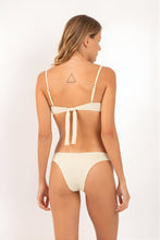 Laden Sie das Bild in den Galerie-Viewer, Model Back: Rio De Sol Unterteil Bottom Brisa-Offwhite Essential