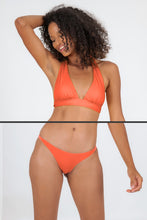 Laden Sie das Bild in den Galerie-Viewer, Model Front: Rio De Sol Set Set Light-Peach Halter-Cos Leblon-Fio