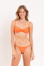 Laden Sie das Bild in den Galerie-Viewer, Model Front: Rio De Sol Set Set Dende Bandeau-Crispy Cheeky-Crispy
