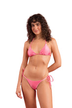 Laden Sie das Bild in den Galerie-Viewer, Model Front: Rio De Sol Oberteil Top Shimmer-Confetti Tri-Inv