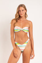 Laden Sie das Bild in den Galerie-Viewer, Model Front: Rio De Sol Set Set Revelry Bandeau-Joy Cali