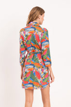 Laden Sie das Bild in den Galerie-Viewer, Model Back: Rio De Sol Hemdblusenkleid Jungle Chemise