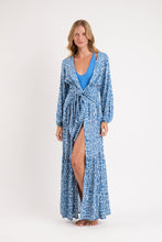 Laden Sie das Bild in den Galerie-Viewer, Model Front: Rio De Sol Strandkleid Chuva Long Dress Verona