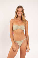 Laden Sie das Bild in den Galerie-Viewer, Model Front: Rio De Sol Oberteil Top Brisa-Pistache Sara