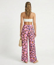 Laden Sie das Bild in den Galerie-Viewer, Model Back: Rio De Sol Strandhosen Amore-Pink Wide Pants