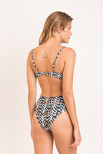 Laden Sie das Bild in den Galerie-Viewer, Model Back: Rio De Sol Unterteil Bottom Ikat Hotpants