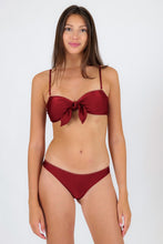 Laden Sie das Bild in den Galerie-Viewer, Model Front: Rio De Sol Oberteil Top Shimmer-Divino Bandeau-Knot