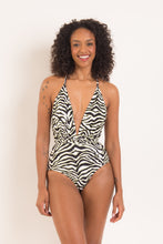 Laden Sie das Bild in den Galerie-Viewer, Model Front: Rio De Sol Badeanzug Wild-Black New Vegas