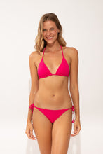 Laden Sie das Bild in den Galerie-Viewer, Model Front: Wednesday In Hawaii By Rio De Sol Set Set Guava Kauai Kaleia