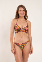 Laden Sie das Bild in den Galerie-Viewer, Model Front: Rio De Sol Set Set Fiore Kate Essential
