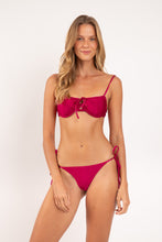 Laden Sie das Bild in den Galerie-Viewer, Model Front: Rio De Sol Unterteil Bottom Shimmer-Desejo Cheeky-Tie-Gold