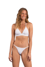 Laden Sie das Bild in den Galerie-Viewer, Model Front: Rio De Sol Set Set Bora-White Tri-Cos Cheeky-Fixa