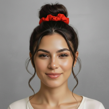 Laden Sie das Bild in den Galerie-Viewer, Model Front: Rio De Sol Haar-Accessoires Rouge Scrunchie
