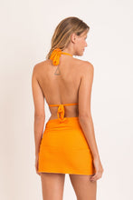 Laden Sie das Bild in den Galerie-Viewer, Model Back: Rio De Sol Strandrock Dots-Mango Skirt-Knot