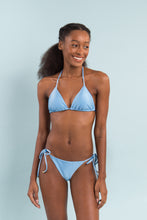 Laden Sie das Bild in den Galerie-Viewer, Model Front: Rio De Sol Set Set Shimmer-Baltic-Sea Tri-Inv Ibiza-Comfy