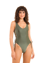 Laden Sie das Bild in den Galerie-Viewer, Model Front: Rio De Sol Badeanzug Croco Zoe