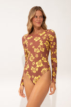 Laden Sie das Bild in den Galerie-Viewer, Model Front: Wednesday In Hawaii By Rio De Sol Badeanzug Pua-Coco-Lilikoi Surf