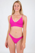 Laden Sie das Bild in den Galerie-Viewer, Model Front: Rio De Sol Set Set Cotele-Amaranto Tri-Tank Essential-Comfy