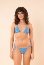 Laden Sie das Bild in den Galerie-Viewer, Model Front: Rio De Sol Set Set Shimmer-Baltic-Sea Tri-Inv Cheeky-Tie