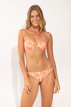 Laden Sie das Bild in den Galerie-Viewer, Model Front: Rio De Sol Oberteil Top Ditsy-Butter Juliette