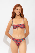 Laden Sie das Bild in den Galerie-Viewer, Model Front: Rio De Sol Oberteil Top Coral-Feline Balconet-Tie