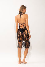 Laden Sie das Bild in den Galerie-Viewer, Model Back: Rio De Sol Midi Dress Black Serena Dress