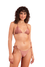 Laden Sie das Bild in den Galerie-Viewer, Model Front: Rio De Sol Set Set Shimmer-Copper Tri-Inv Cheeky-Tie