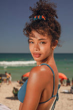 Laden Sie das Bild in den Galerie-Viewer, Model Front: Rio De Sol Haar-Accessoires Luma Scrunchie