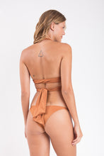 Laden Sie das Bild in den Galerie-Viewer, Model Back: Rio De Sol Set Set Nocciola Dune Cheeky-Fixa