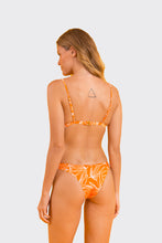 Laden Sie das Bild in den Galerie-Viewer, Model Back: Rio De Sol Oberteil Top Trail-Orange Tri-Fixo