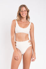 Laden Sie das Bild in den Galerie-Viewer, Model Front: Rio De Sol Oberteil Top Malibu-Natural Bliss