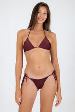 Laden Sie das Bild in den Galerie-Viewer, Model Front: Rio De Sol Set Set Barolo Tri-Inv Cheeky-Tie