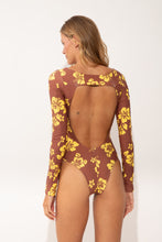 Laden Sie das Bild in den Galerie-Viewer, Model Back: Wednesday In Hawaii By Rio De Sol Badeanzug Pua-Coco-Lilikoi Surf