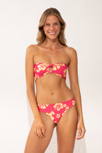 Laden Sie das Bild in den Galerie-Viewer, Model Front: Wednesday In Hawaii By Rio De Sol Set Set Pua-Guava Lani Waikiki