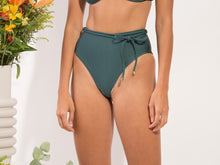 Laden Sie das Bild in den Galerie-Viewer, Model Front: Rio De Sol Unterteil Bottom Palace Belted-High-Waist