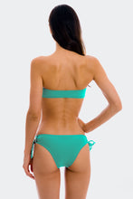 Laden Sie das Bild in den Galerie-Viewer, Model Back: Rio De Sol Set Set Opal Bandeau-Reto Madrid