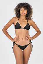 Laden Sie das Bild in den Galerie-Viewer, Model Front: Rio De Sol Set Set Shimmer-Black Tri-Inv Ibiza-Comfy