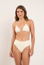 Laden Sie das Bild in den Galerie-Viewer, Model Front: Rio De Sol Unterteil Bottom Off-White Hotpants