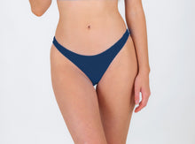 Laden Sie das Bild in den Galerie-Viewer, Model Front: Rio De Sol Unterteil Bottom Navy Essential-Comfy